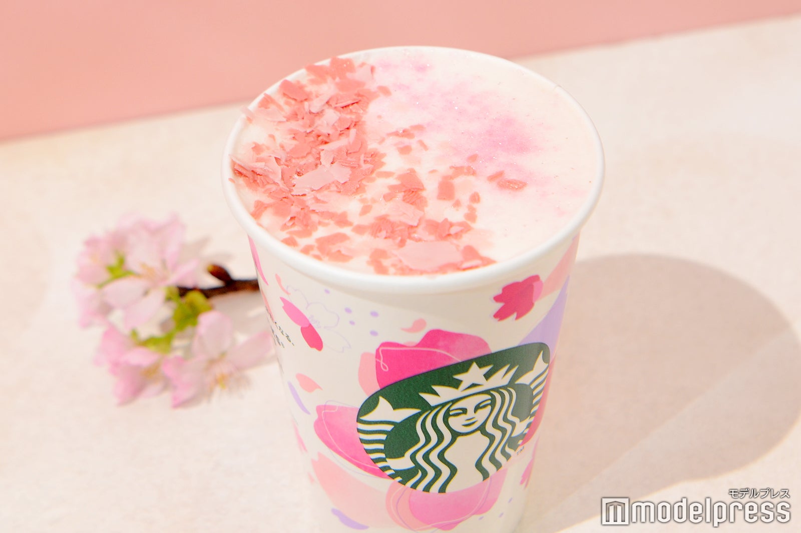 （左から）さくら 咲くサク フラペチーノ、さくら ソイ ラテ（C）モデルプレス