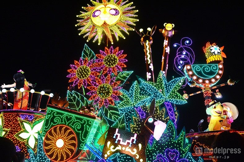 大きなキリンが新たに加わったフロート