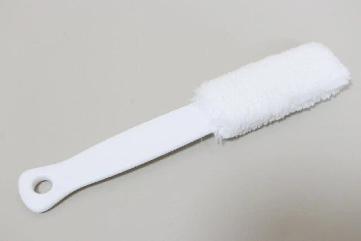 白い柄付きのエアコンクリーナー。ふわふわのヘッドが特徴 白い柄付きのエアコンクリーナー。ふわふわのヘッドが特徴