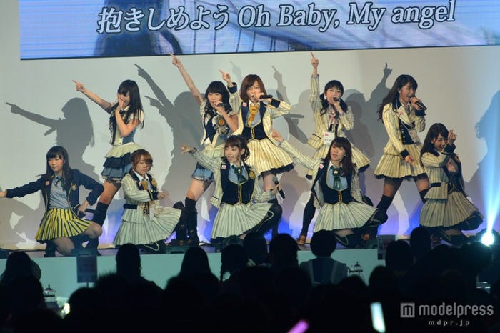 新曲「ハートエレキ」を披露するAKB48メンバー