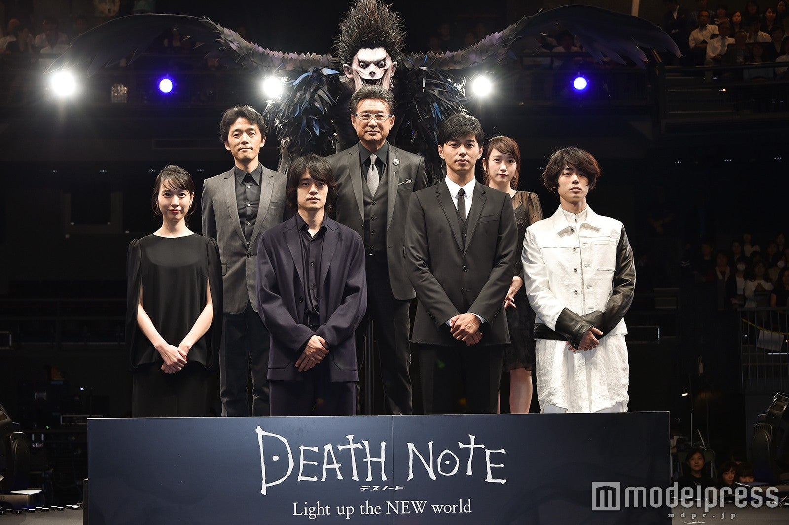 （1列目左から）戸田恵梨香、池松壮亮、東出昌大、菅田将暉（2列目左から）佐藤信介監督、船越英一郎、川栄李奈（3列目）死神リューク（C）モデルプレス