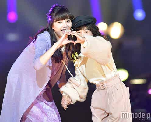 新川優愛の手繋ぎランウェイに黄色い歓声 リンクコーデが可愛すぎ