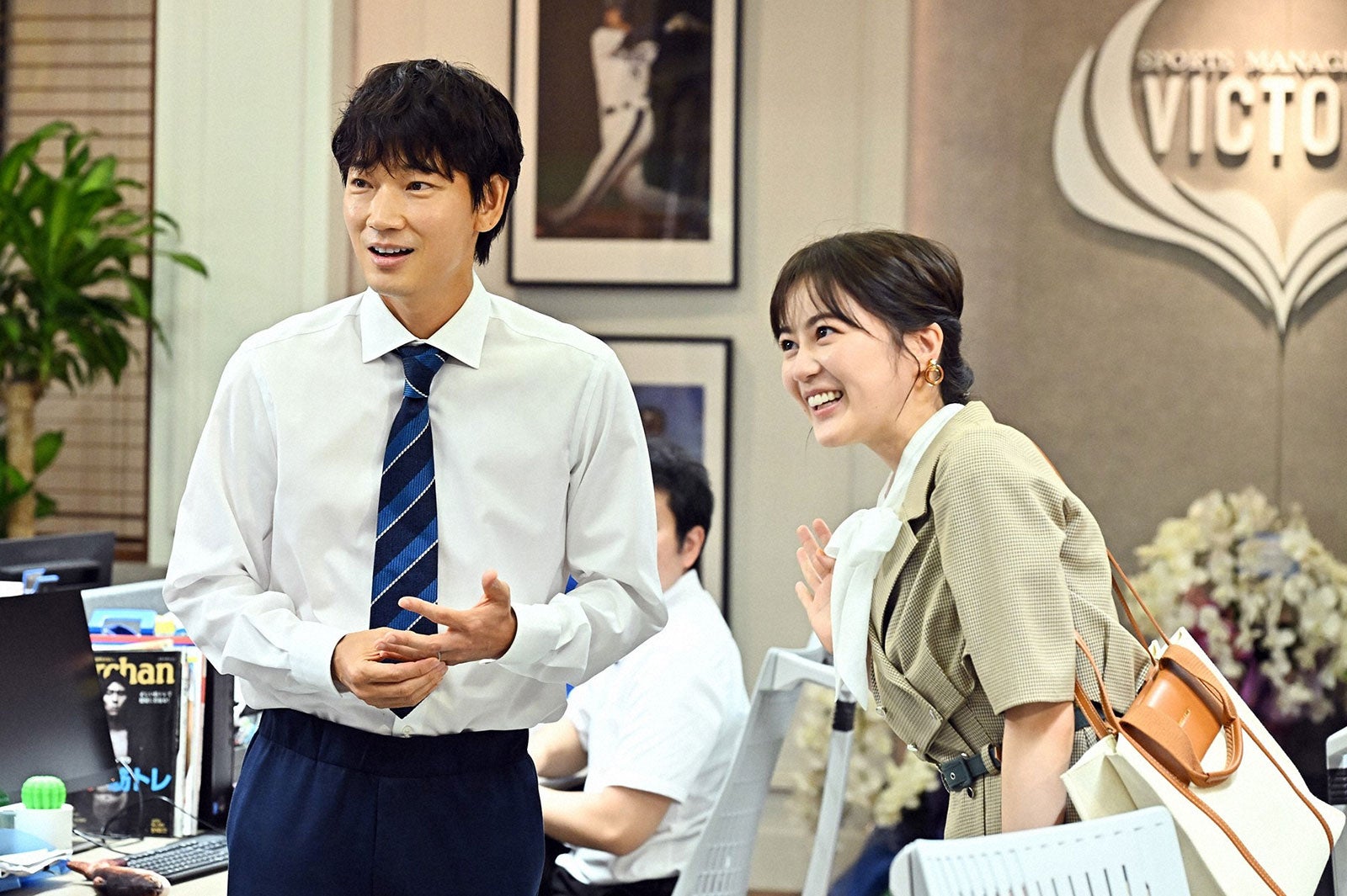 綾野剛、生田絵梨花／「オールドルーキー」第5話より（C）TBS