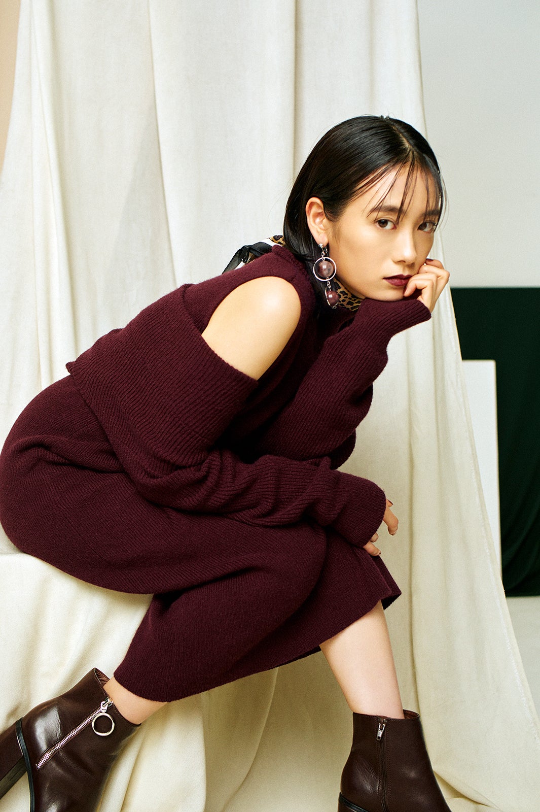 チワワ役で注目の吉田志織、トレンドコーデをクールに着こなす