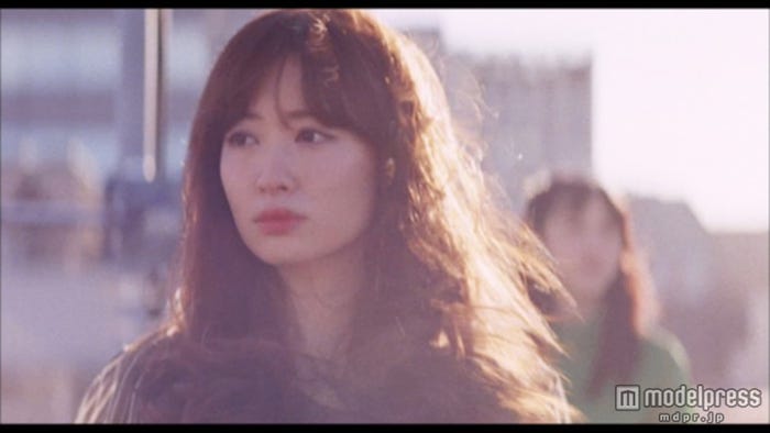 小嶋陽菜/AKB48「Green Flash」MVより(C)AKS
