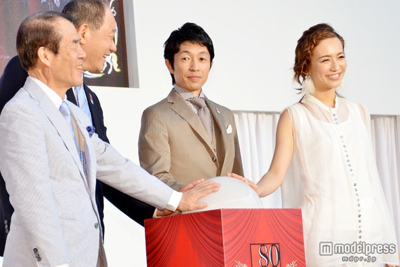 カウントダウンクロック点灯の様子（左から杉本清アナウンサー、日本中央競馬会土川健之理事長、武豊騎手、優木まおみ）