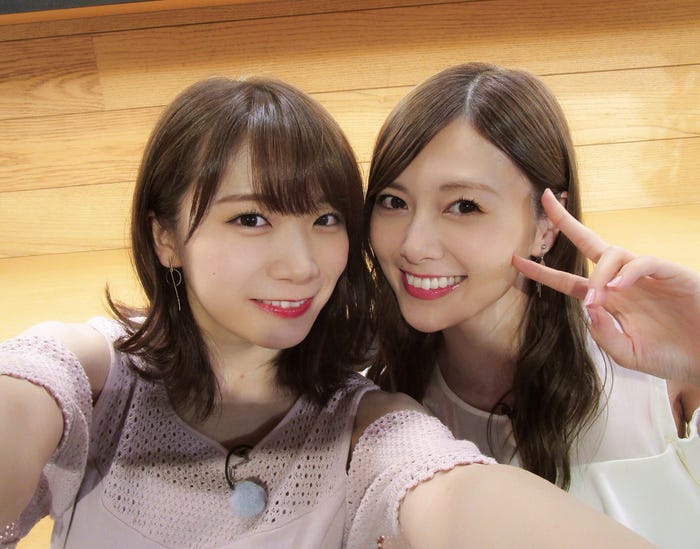 自撮りする秋元真夏と白石麻衣(撮影/秋元真夏)(提供写真※写真集未収録未公開カット)