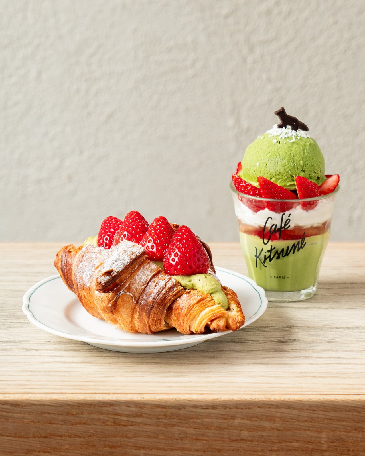 （左から）Matcha Strawberry Pudding - 抹茶ストロベリープリン¥850 、Creme Croissant Matcha - 抹茶クリームクロワッサン¥800（渋谷・京都限定）／提供画像