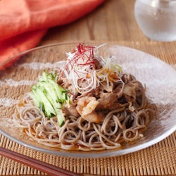 ラー油だれがそそる。スタミナピリ辛肉そば