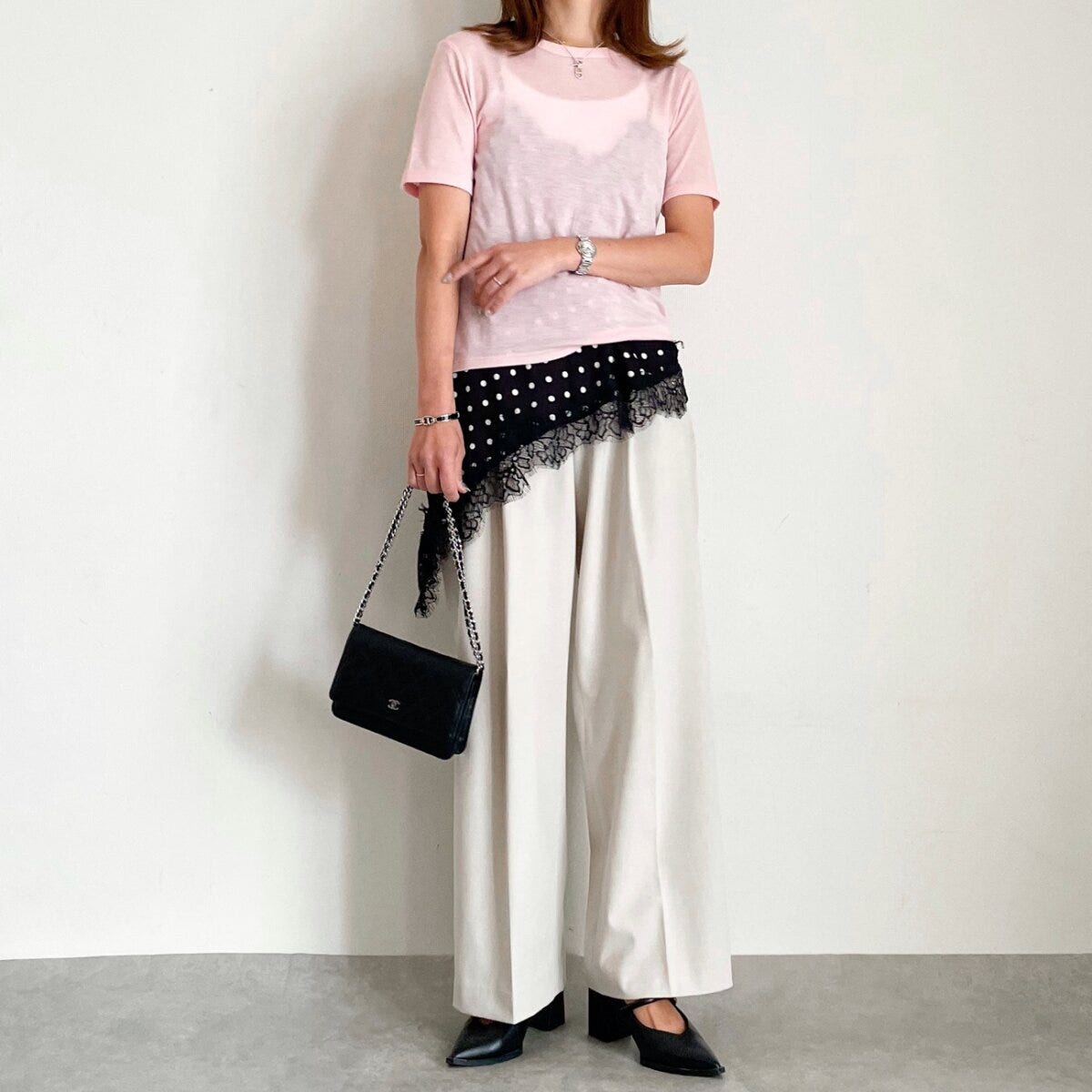 GU　ソフトシアークルーネックT　コーデ　レースキャミ　レイヤード