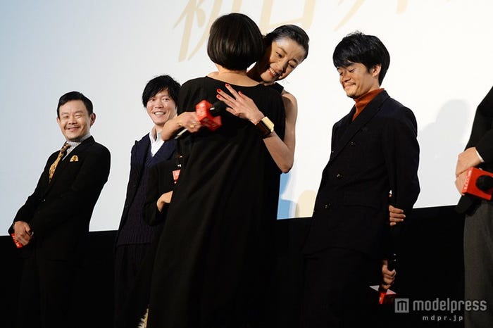 抱擁する宮沢りえと小林聡美