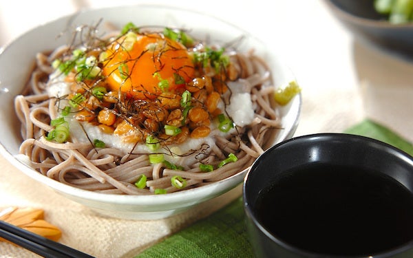 あまり食欲がない日でも大丈夫、ツルツルと食べれるトロロ納豆そば