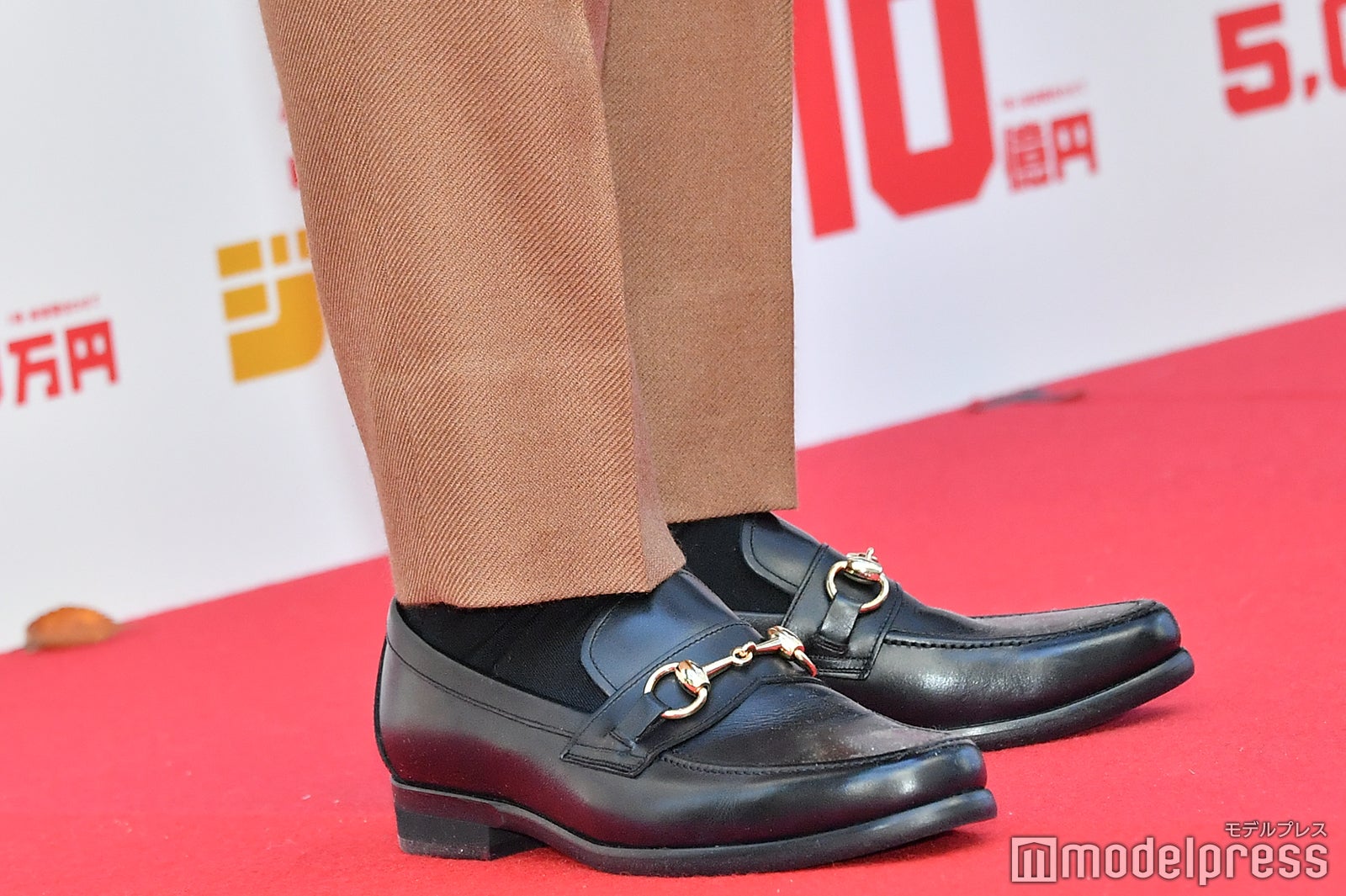365日中320日黒の服を着ている佐藤健は衣装でも黒で決める／佐藤健の足元 （C）モデルプレス