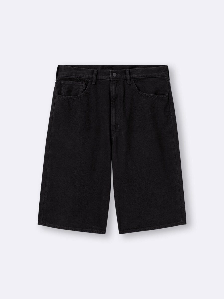 黒のデニムハーフパンツ「ジョーツ」。膝が隠れるバギーシルエット。