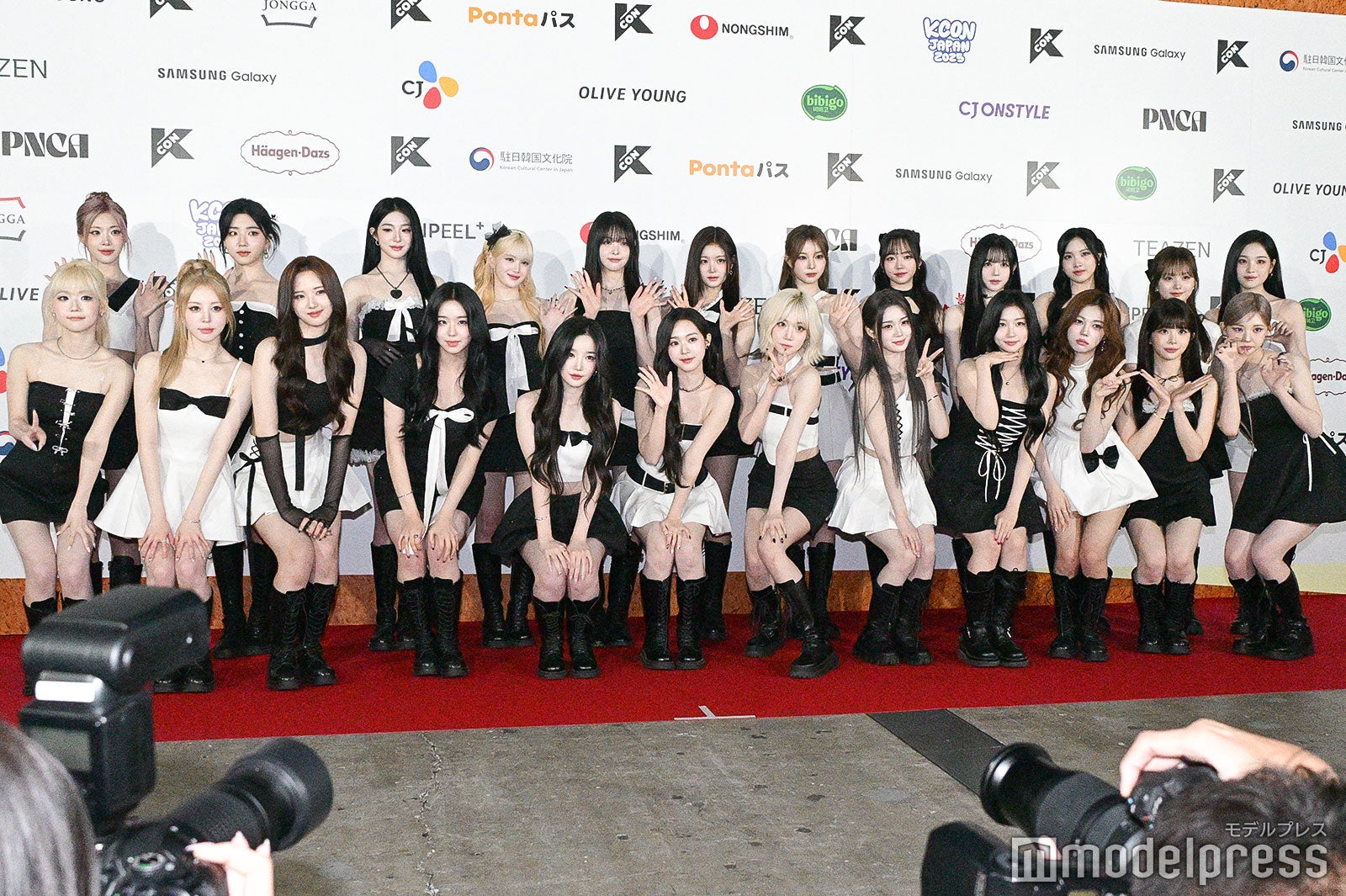 tripleS、24人で登場 モノトーンドレスアップ姿【KCON JAPAN 2025／レッドカーペット】