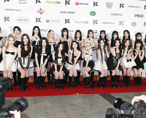tripleS、24人で登場 モノトーンドレスアップ姿【KCON JAPAN 2025/レッドカーペット】