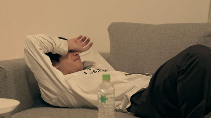 春花との会話後、照れる流佳「TERRACE HOUSE TOKYO 2019-2020」5th WEEK(C)フジテレビ/イースト・エンタテインメント