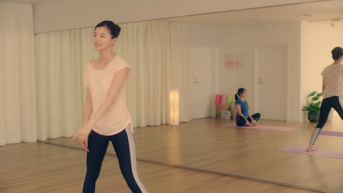 朝比奈彩/WEB動画「そのブラは、私の一日をしばらない」より(提供写真)