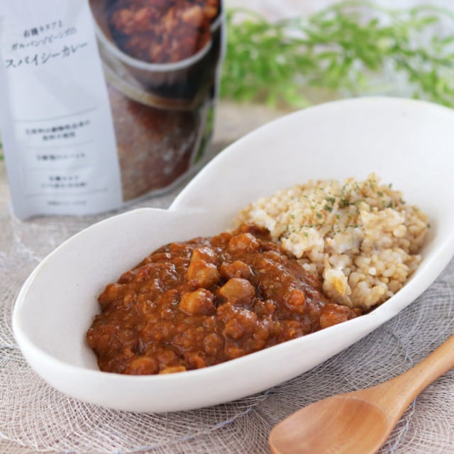 成城石井の有機キヌアとガルバンゾビーンズのスパイシーカレー_盛り付けとパッケージ