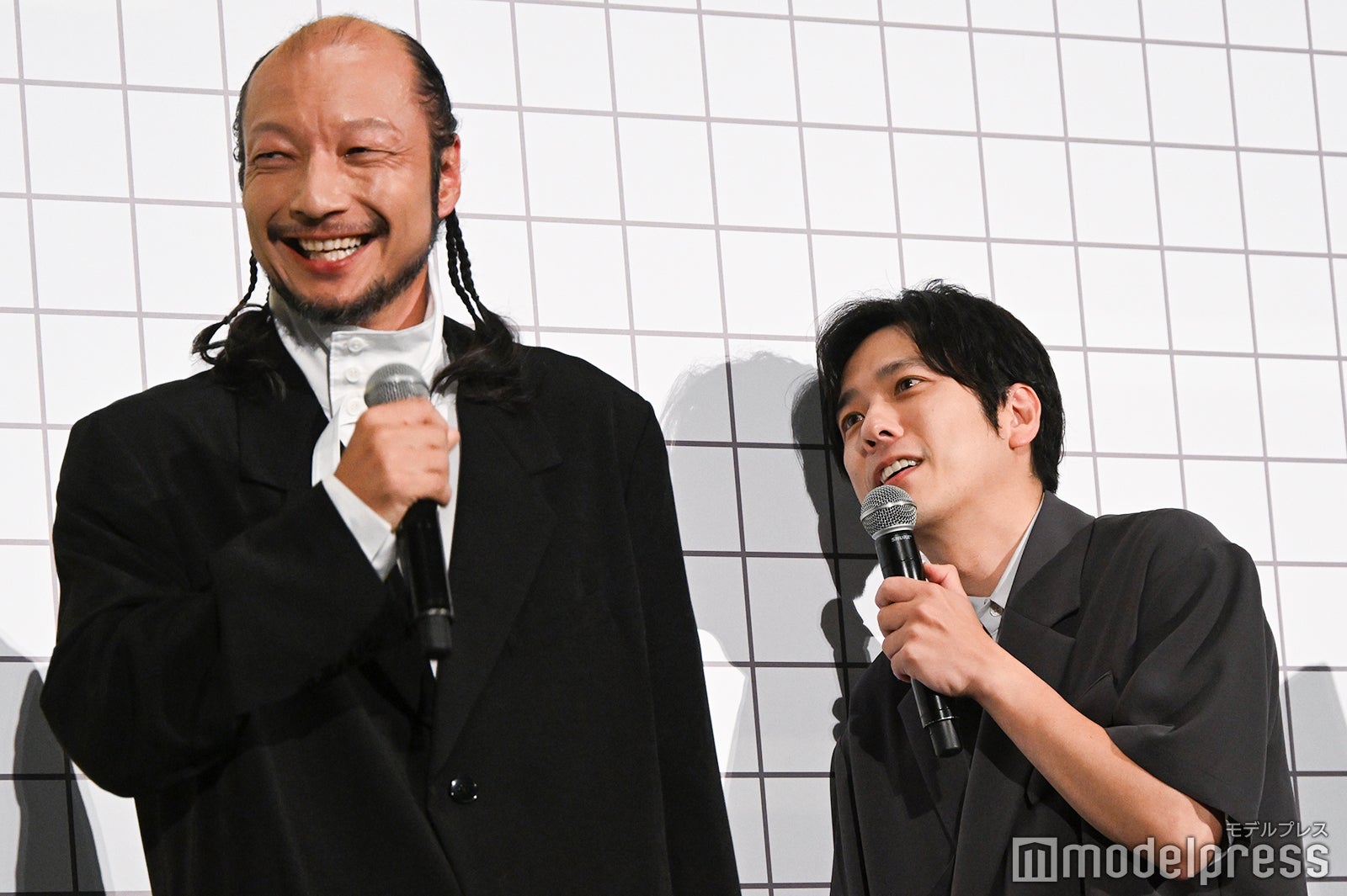 “8つの編み込みヘア”で登壇した河内大和、編み込みを数える二宮和也（C）モデルプレス