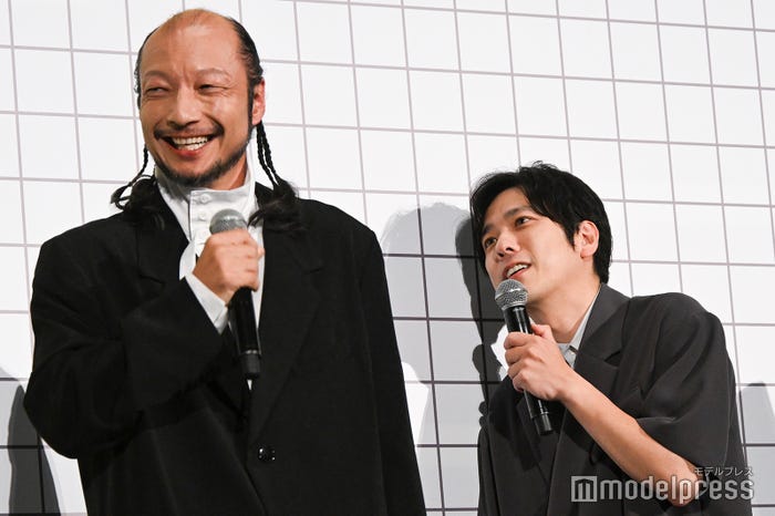 “8つの編み込みヘア”で登壇した河内大和、編み込みを数える二宮和也(C)モデルプレス