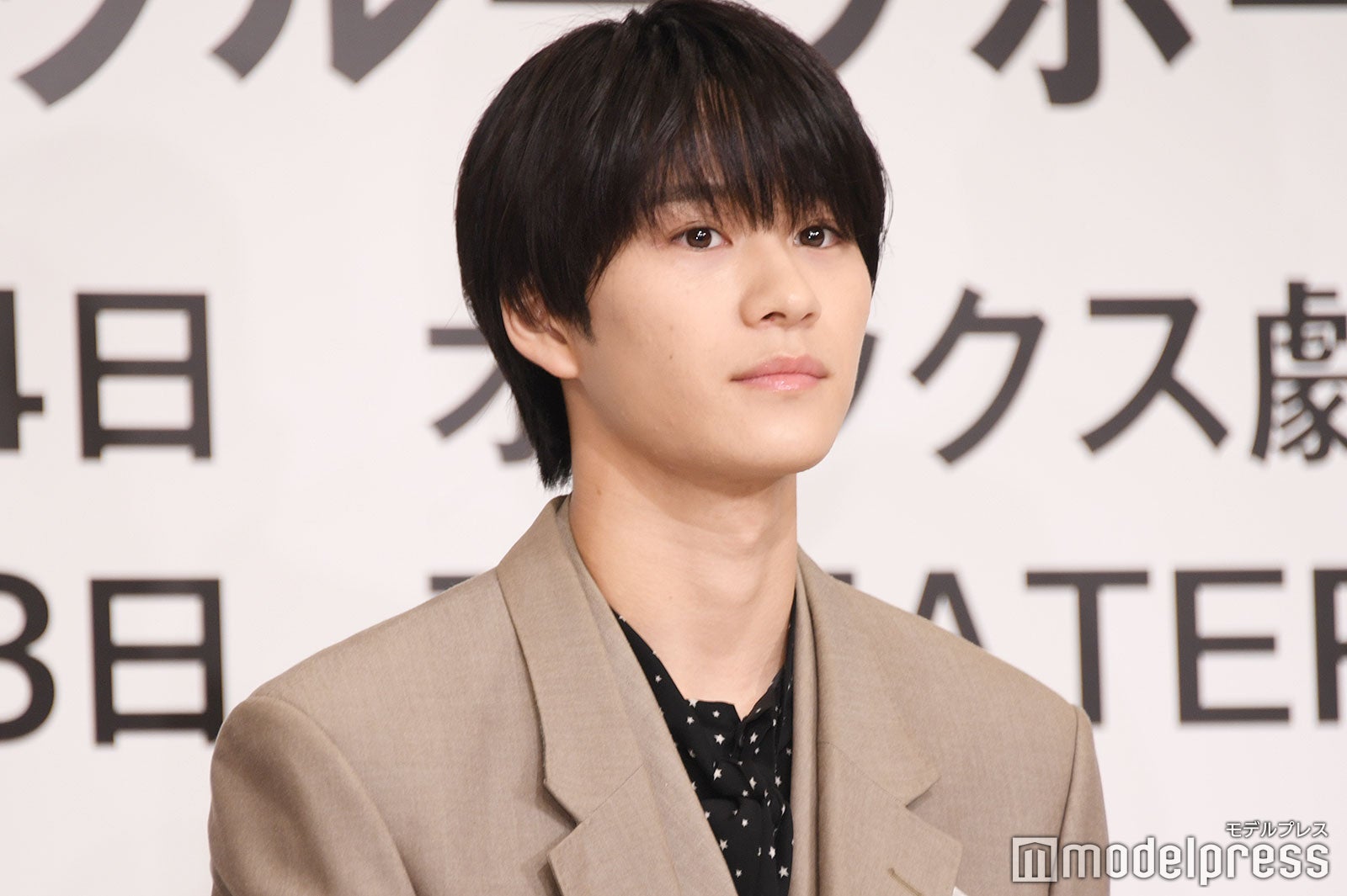 緊張した様子を見せる嶋崎斗亜（C）モデルプレス