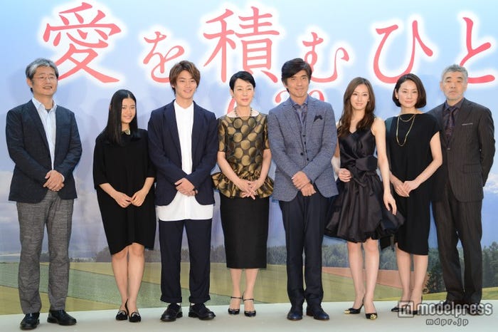 映画「愛を積むひと」(6月20日公開)完成報告会見(左から)朝原雄三監督、杉咲花、野村周平、樋口可南子、佐藤浩市、北川景子、吉田羊、柄本明