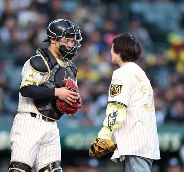 あいみょんが甲子園で始球式 坂本のストライク要求に応えて見事なノーバウンド投球 ボールは捕りにいかない宣言も「優しいから捕ってくれました」