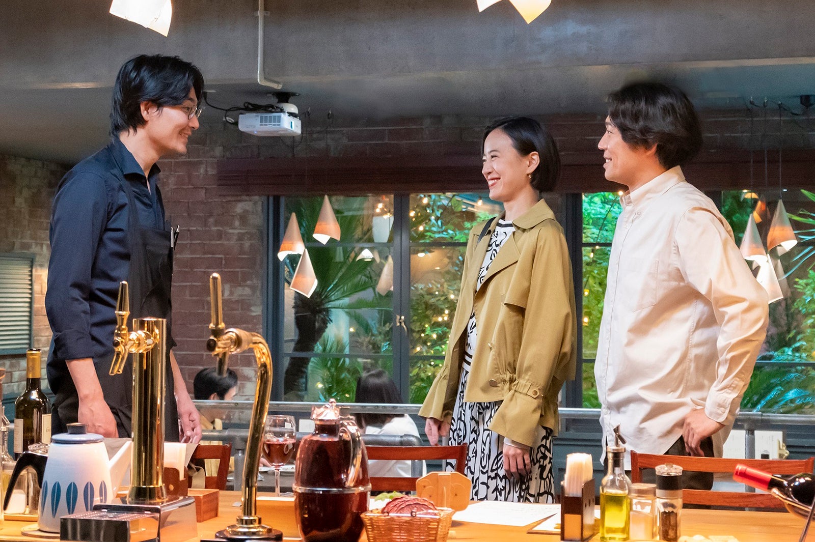 松田龍平、石橋静河、岡田義徳 「大豆田とわ子と三人の元夫」第2話より（C）カンテレ、フジテレビ