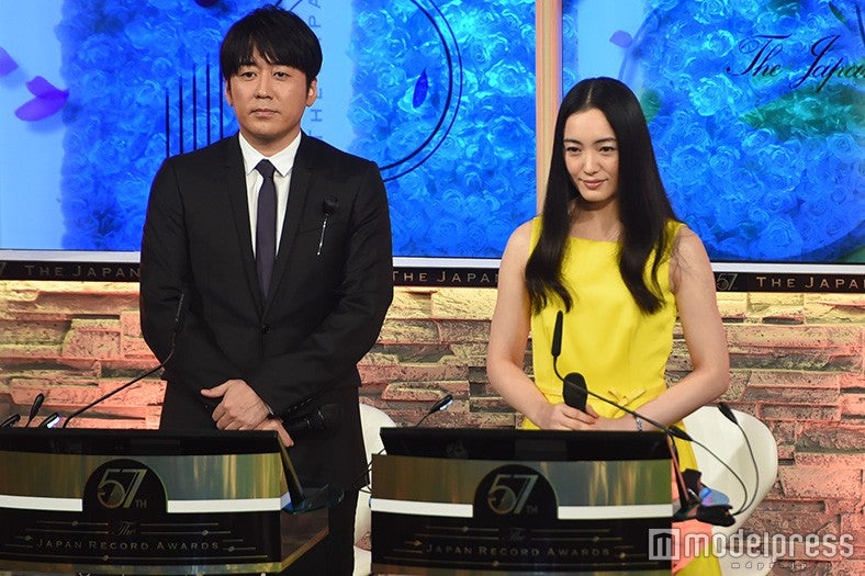 画像2/7) 仲間由紀恵、鮮やかドレスで“2年連続”司会「第57回