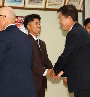 ええキャラしてるわw阪神ドラ6・越川海翔が「内藤ポーズ」披露 大のプロレス好き捕手は“コミュ力”にも自信