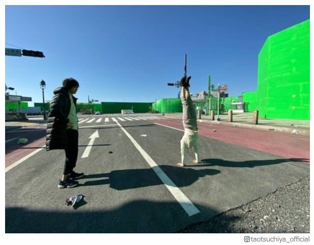 土屋太鳳「今際の国のアリス」逆立ちオフショット公開 “見守る”山崎賢人にも注目集まる