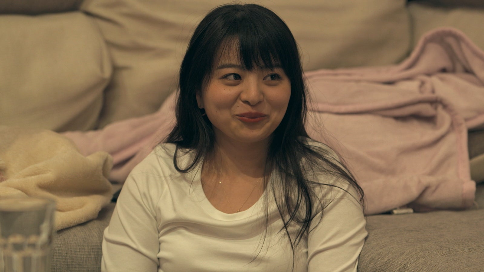 聡太の話を聞き笑いをこらえきれない表情の優衣「TERRACE HOUSE OPENING NEW DOORS」41st WEEK（C）フジテレビ／イースト・エンタテインメント