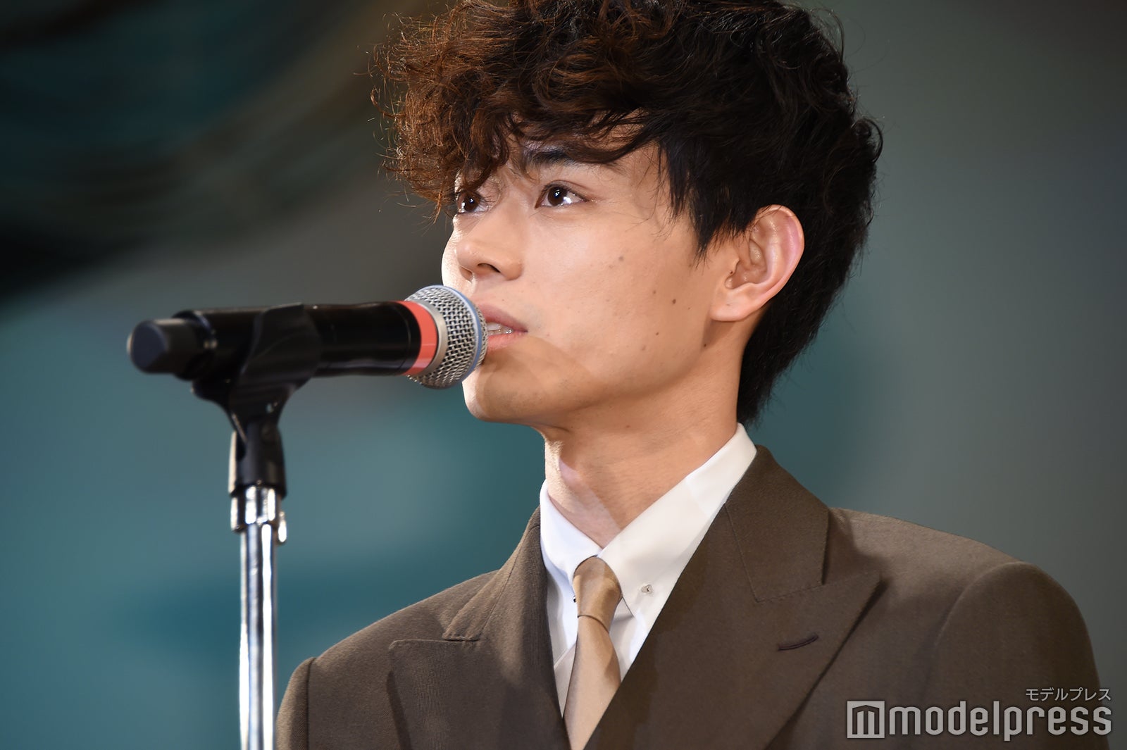 涙目で中村倫也への思いをスピーチする菅田将暉（C）モデルプレス