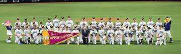 ベスポジにいる！ソフトバンク 孫オーナー、小久保監督の背後に“神走塁”で魅せた22歳の若鷹が！日本一後の記念撮影でも存在感示す