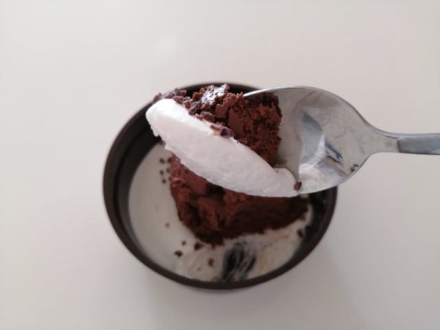 《ローソン》ムース・オ・ショコラスプーンですくったところ