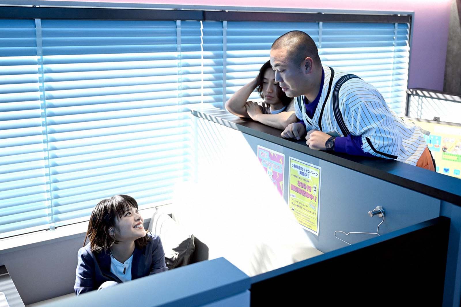 岸井ゆきの、山崎賢人、岡部大「アトムの童」第1話より（C）TBS