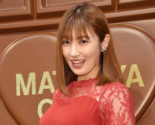妊娠中の熊田曜子、ふっくらお腹で登場 第3子の性別は?