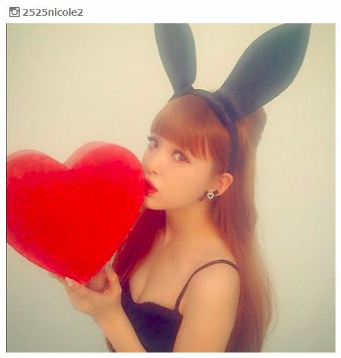 藤田ニコル、美バストあらわなSEXYバニーで悩殺　キュートなキスショットに反響