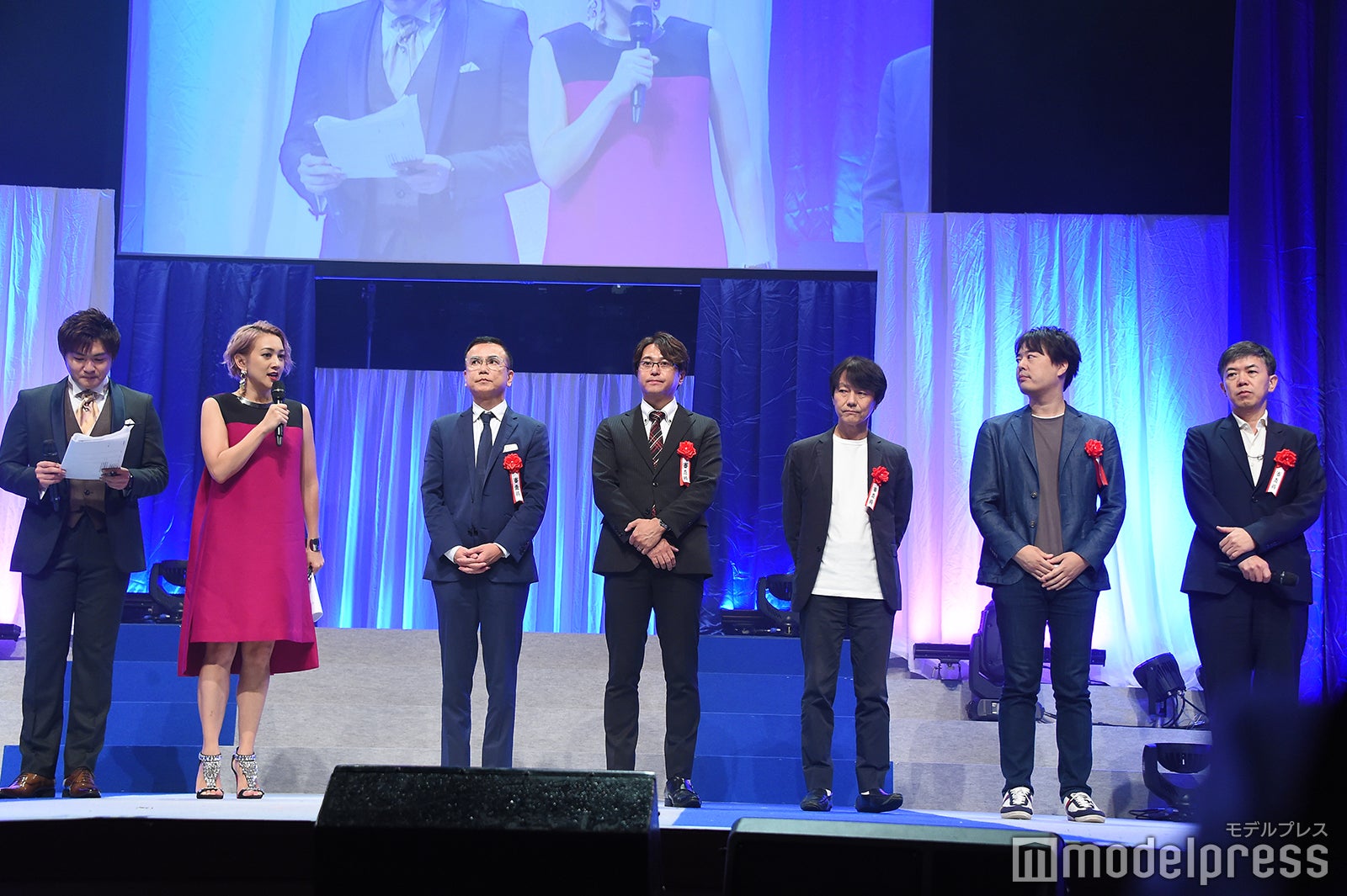 MCと審査員 （C）モデルプレス