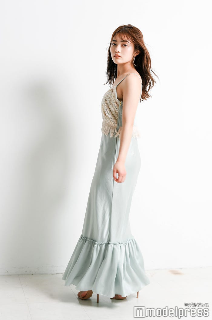 井上咲楽(C)モデルプレス【グリーンキャミソールワンピース¥53,900/マサコ テラニシ(アプレドゥマン)イヤリング¥13,200/アンテプリマ(アンテプリマ 新宿高島屋店)サンダル/スタイリスト私物】