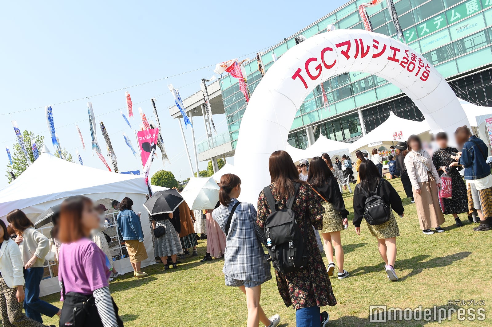 新川優愛「ワンピース」ナミ姿で超絶美脚を披露＜TGC熊本2019