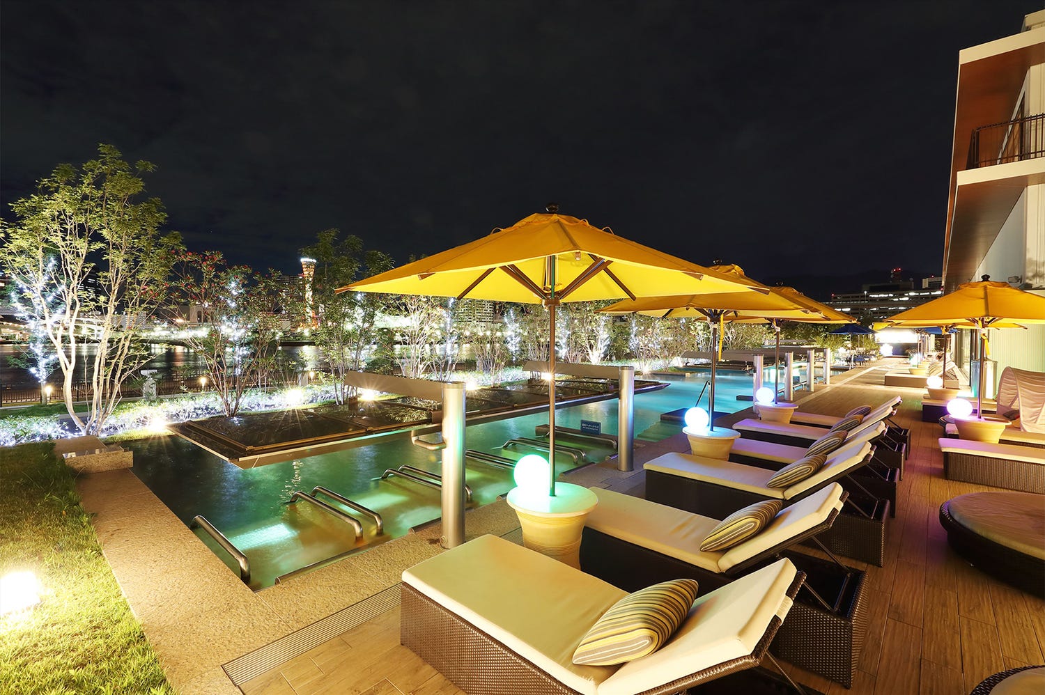 神戸初の「ナイトプール」がお洒落すぎ 夜景とシャンパンで乾杯&週末はDJパーティでゴージャス度UP