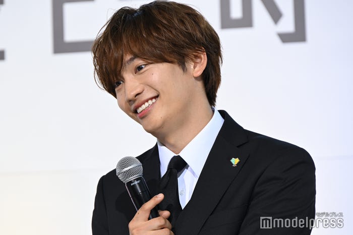 辰之助(岩本照)と里夏(白石麻衣)が部屋でくつろぐシーンを見てニヤニヤがとまらない藤原丈一郎(C)モデルプレス