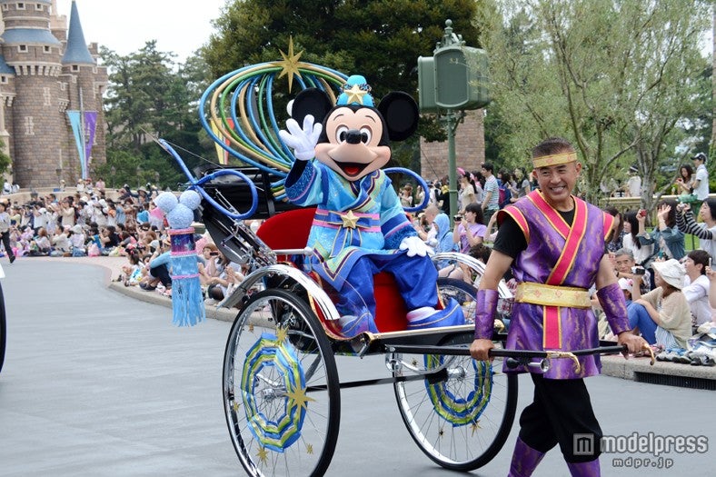 彦星ミッキー＆織姫ミニーが新コスチューム披露　TDLの七夕プログラム、1日遅れでスタート