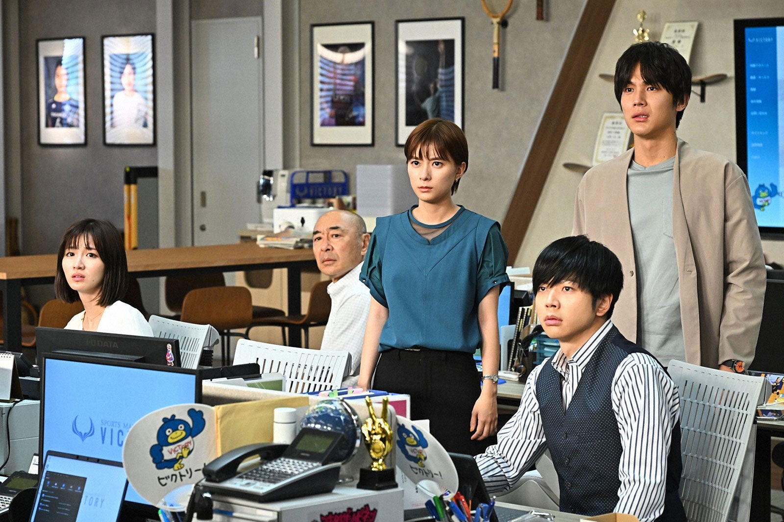（左から）岡崎紗絵、高橋克実、芳根京子、中川大志、増田貴久／「オールドルーキー」最終話より（C）TBS