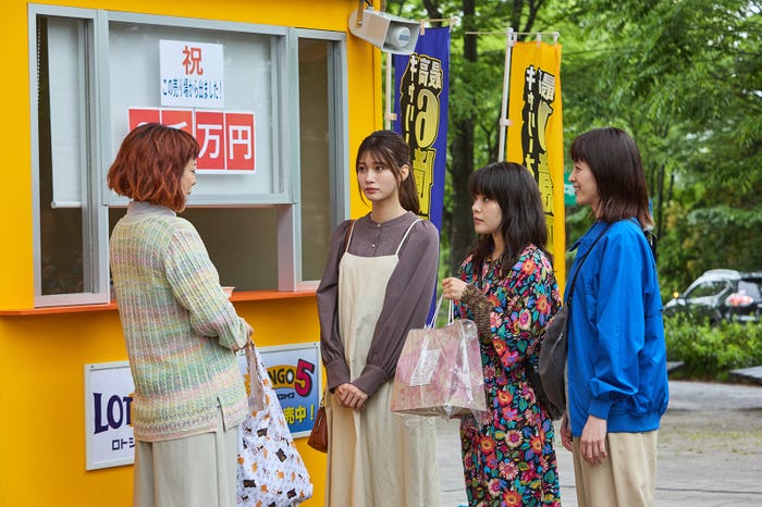 椿鬼奴、生見愛瑠、岸井ゆきの、清野菜名「日曜の夜ぐらいは…」第7話より(C)ABCテレビ