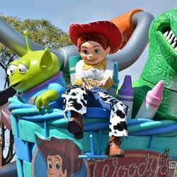 東京ディズニーリゾート30周年パレードがスタート/「ハピネス・イズ・ヒア」パレード公開