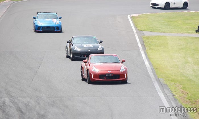 予選走行中の様子/福田彩乃は23番赤い車