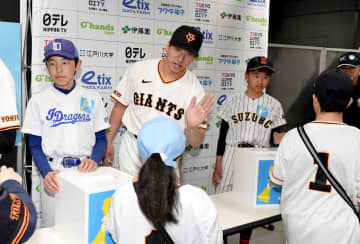 巨人 大勢らが能登の野球少年らと球場内で募金活動 能登復興支援